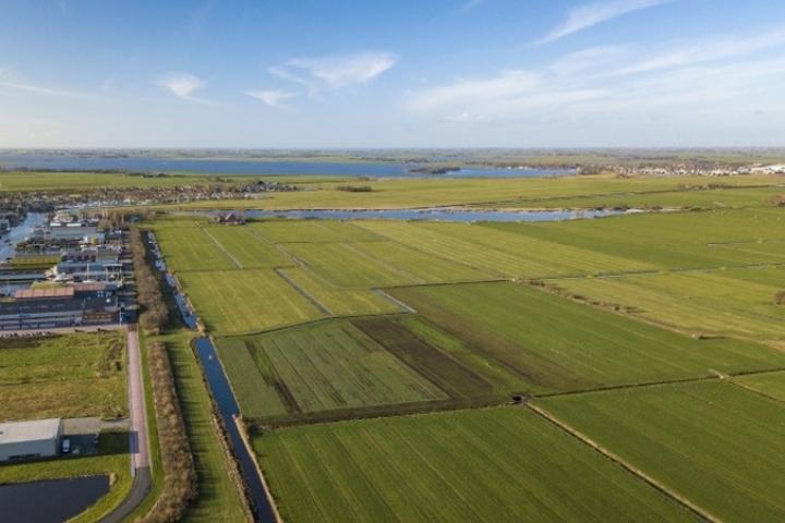 Luchtfoto van landschap met weilanden en water